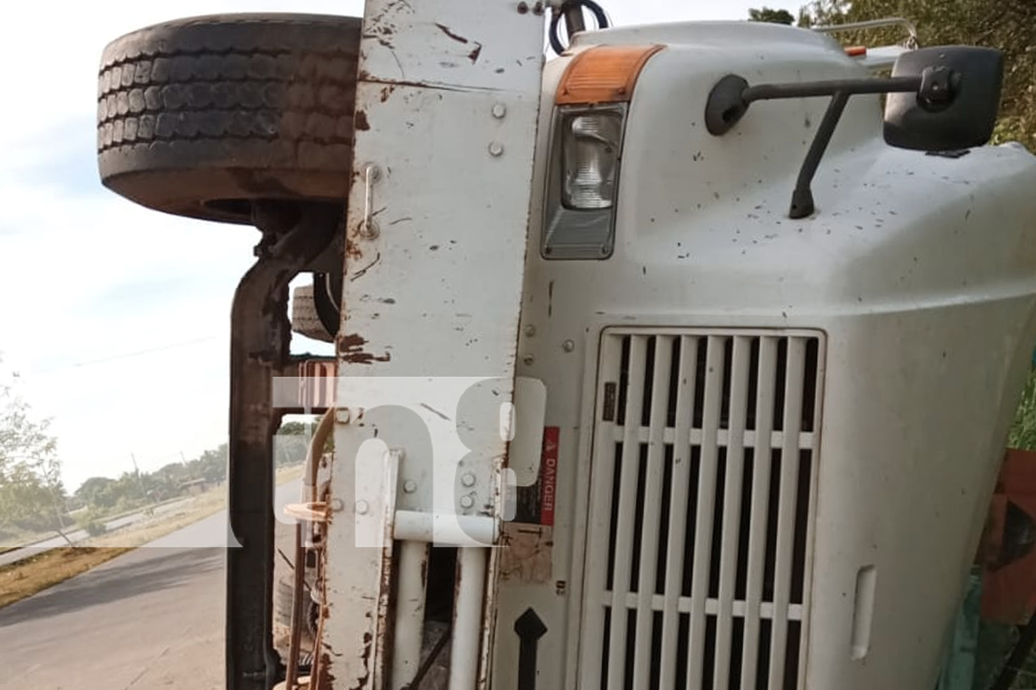 Foto: Cámaras captan el momento en que una grúa pierde el control tras cruzar un charco en la pista Mayoreo-Ciudad Belén. ¡Precaución al manejar! /TN8