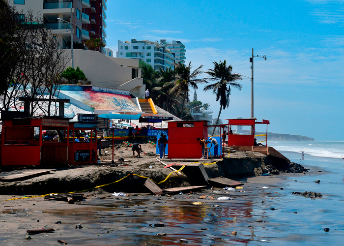 Foto: fuerte oleaje que azotó la costa de Ecuador/Cortesía