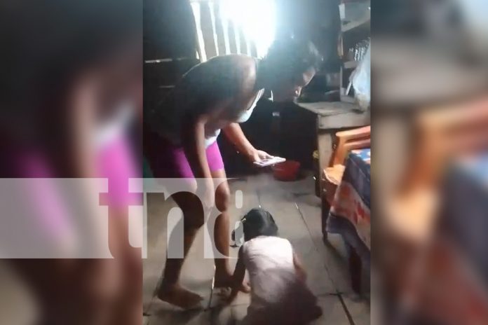 Foto: Impactante video muestra a una desgraciada golpeando salvajemente a su hija en Waspam/TN8