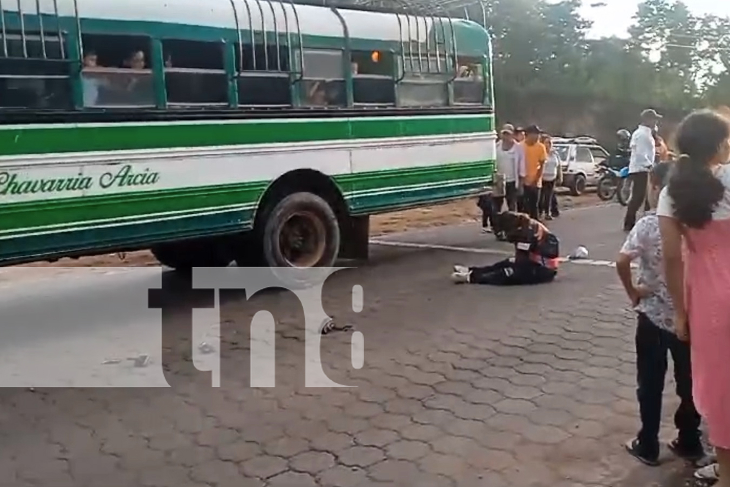 Foto: Dos lesionados tras impacto entre moto y bus en San Antonio, Matagalpa/ TN8