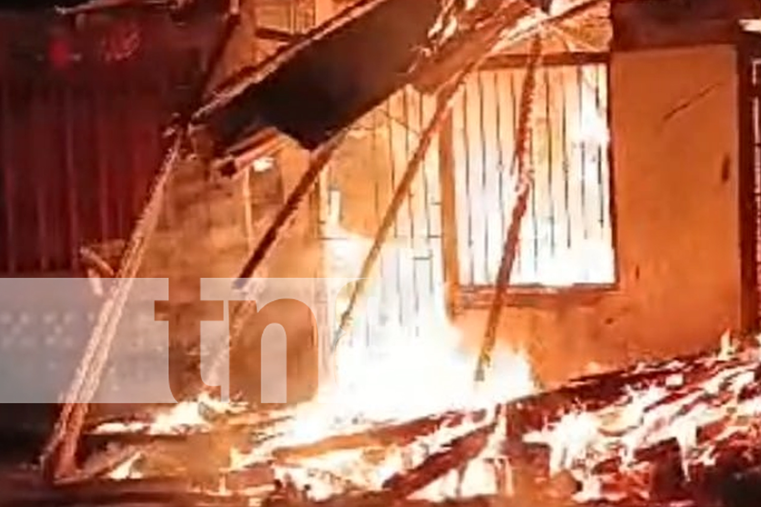 Foto: Incendio consume vivienda y taller de piñatas en El Puerto La Esperanza. Mala instalación eléctrica casi causa tragedia. /TN8