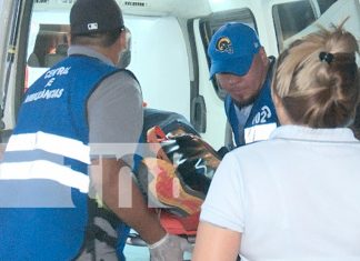 Foto: Grave accidente en el barrio Carlos Marx: una motocicleta impactó contra una camioneta dejando a dos personas con fuertes lesiones./TN8