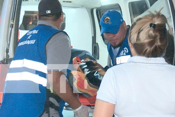 Foto: Grave accidente en el barrio Carlos Marx: una motocicleta impactó contra una camioneta dejando a dos personas con fuertes lesiones./TN8