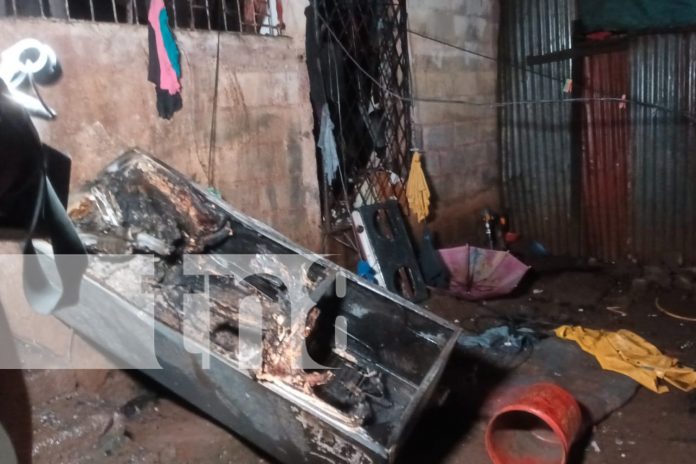 Foto: Una familia en el barrio 18 de Mayo lo perdió todo tras un incendio. Necesitan ropa, alimentos y materiales para reconstruir su hogar./TN8