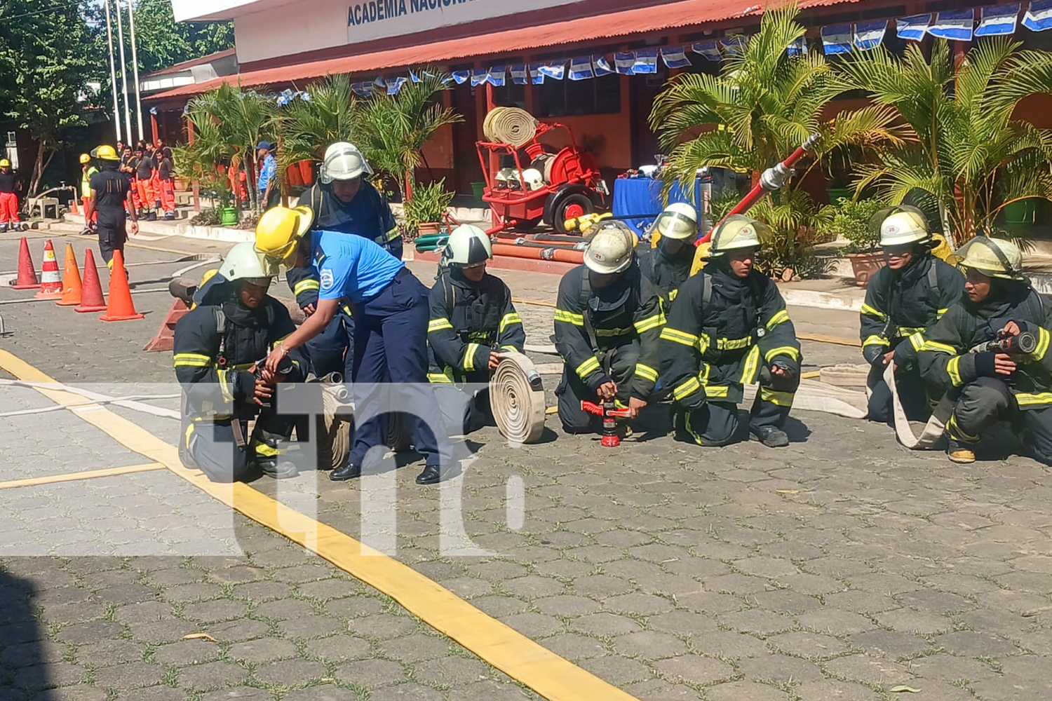 Foto: Aspirantes a bomberos se preparan para la seguridad navideña /TN8