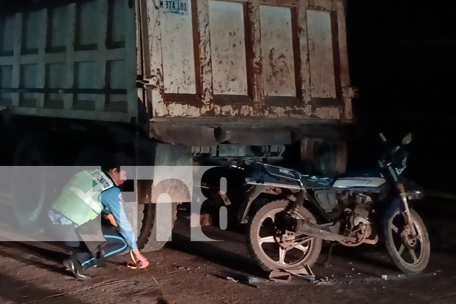 Foto: Accidente en Bluefields : Motociclista y acompañante sobreviven tras impactar con un volquete estacionado sin señalización./TN8