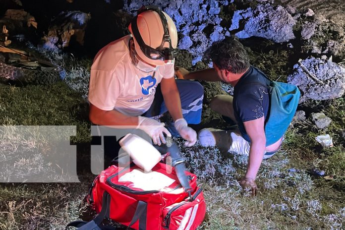 Foto: Accidente en Juigalpa: Harry Laguna es trasladado al hospital tras caer de su moto. Alcohol y carreteras peligrosas, una combinación fatal./TN8