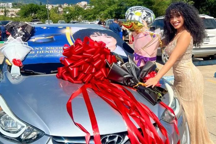 Foto: Hondureña se autorregala un carro al graduarse /Cortesía