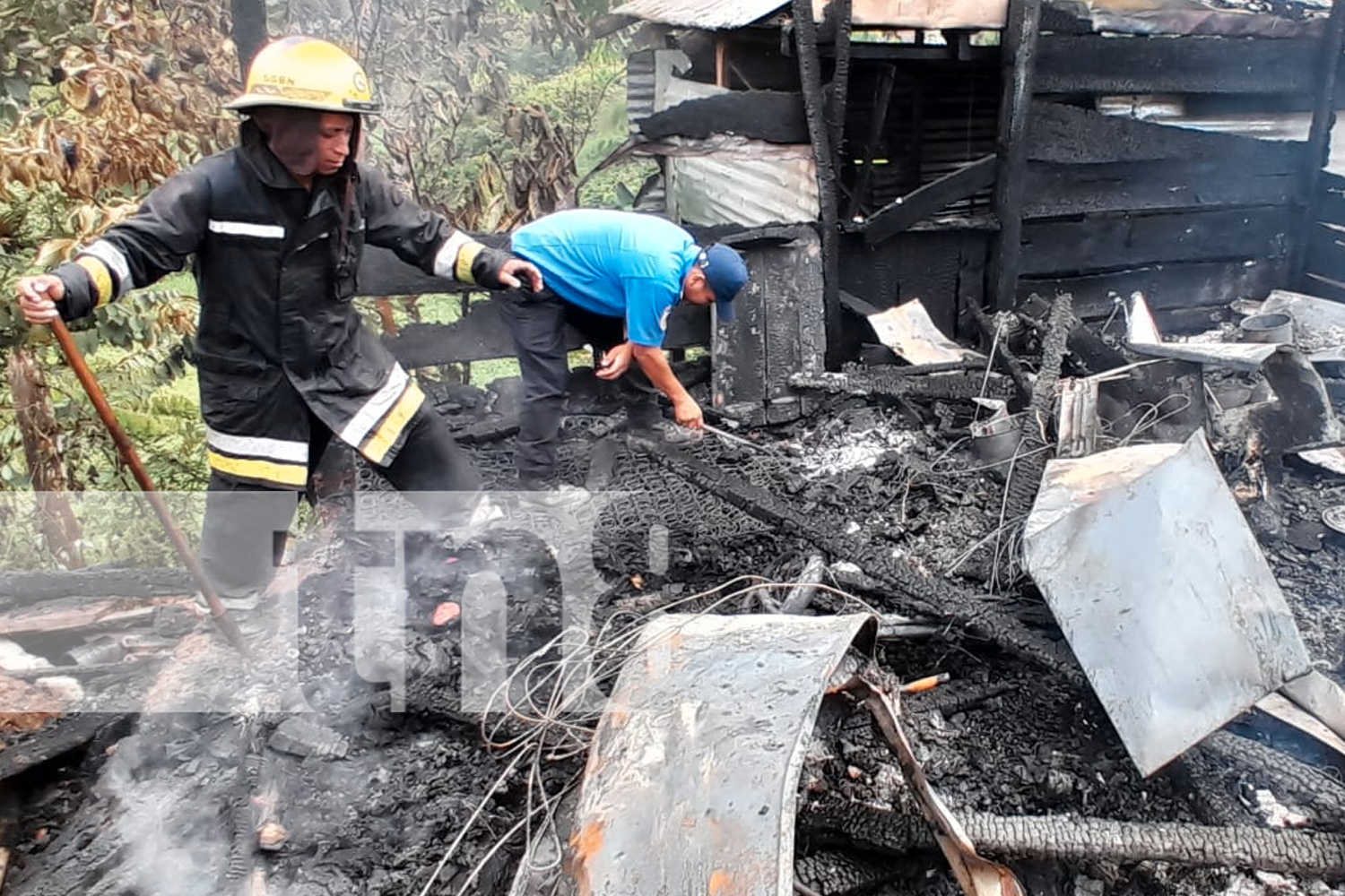 Foto: Tragedia en Bonanza: familia pierde su hogar en devastador incendio / TN8