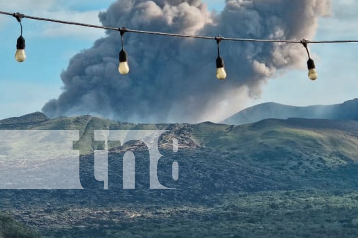 Foto: Explosión de gases y cenizas en el cráter del volcán Masaya/TN8