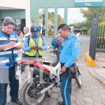 Foto: Accidente en Bello Horizonte: Motociclista impacta contra camión que giró en U. Su pierna estaba desangrándose, según testigos./TN8