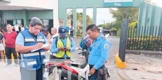 Foto: Accidente en Bello Horizonte: Motociclista impacta contra camión que giró en U. Su pierna estaba desangrándose, según testigos./TN8