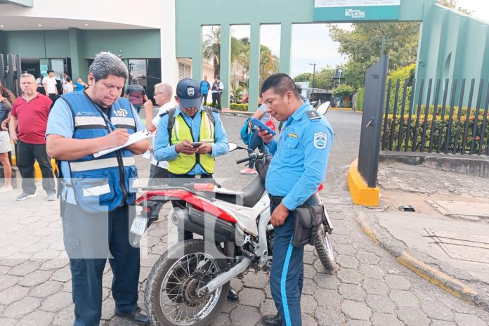 Foto: Accidente en Bello Horizonte: Motociclista impacta contra camión que giró en U. Su pierna estaba desangrándose, según testigos./TN8