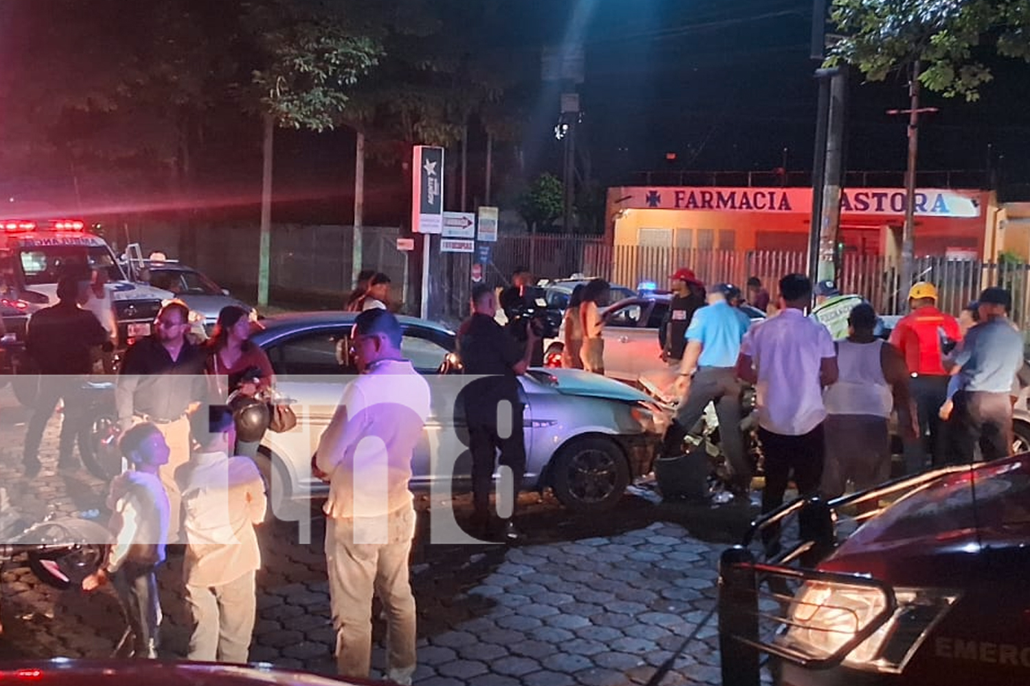 Foto:Conducir bajo los efectos del alcohol provoca fuerte accidente en El Güegüense, Managua. Cuatro personas lesionadas y vehículos involucrados./TN8