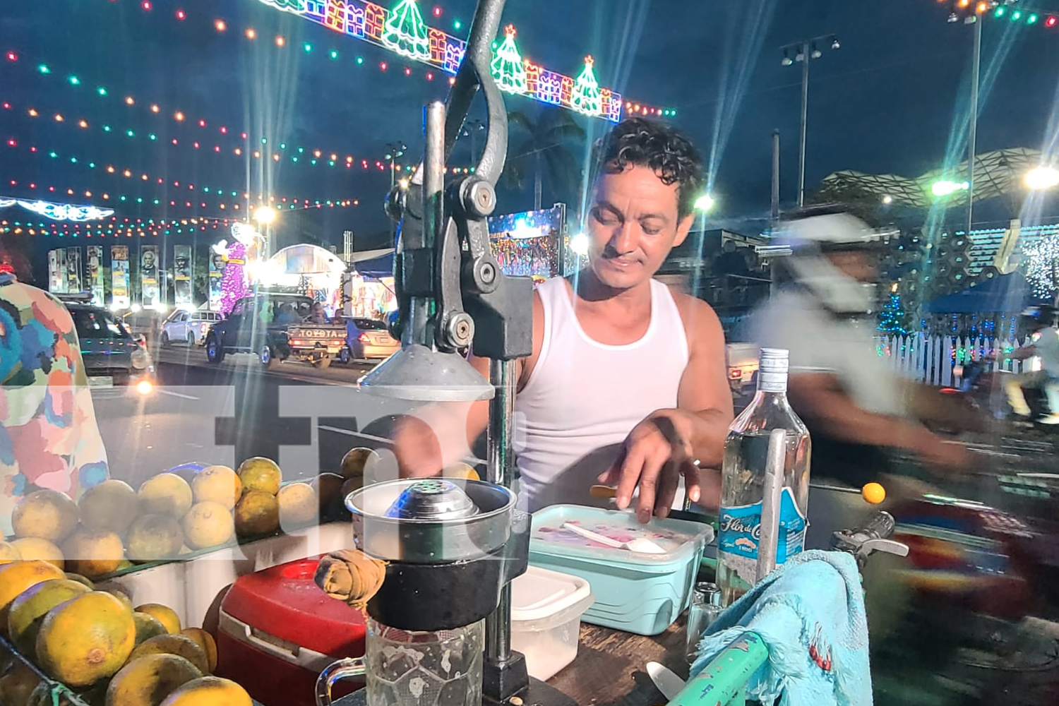 Foto: Familias nicaragüenses disfrutan de los hermosos nacimientos en la Avenida Bolívar a Chávez, celebrando con fervor y unión familiar./TN8