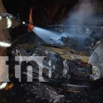 Foto: Una camioneta se incendió en La Curva de los Monos, en Rivas, debido a una posible fuga de combustible. Bomberos lograron apagar/TN8