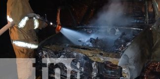 Foto: Una camioneta se incendió en La Curva de los Monos, en Rivas, debido a una posible fuga de combustible. Bomberos lograron apagar/TN8