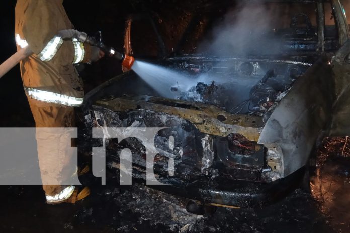 Foto: Una camioneta se incendió en La Curva de los Monos, en Rivas, debido a una posible fuga de combustible. Bomberos lograron apagar/TN8