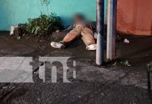 Foto:Un hombre fue hallado sin vida en una calle de Villa Venezuela. La Policía Nacional investiga si fue una caída mortal o algo más. /TN8