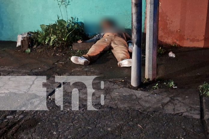 Foto:Un hombre fue hallado sin vida en una calle de Villa Venezuela. La Policía Nacional investiga si fue una caída mortal o algo más. /TN8