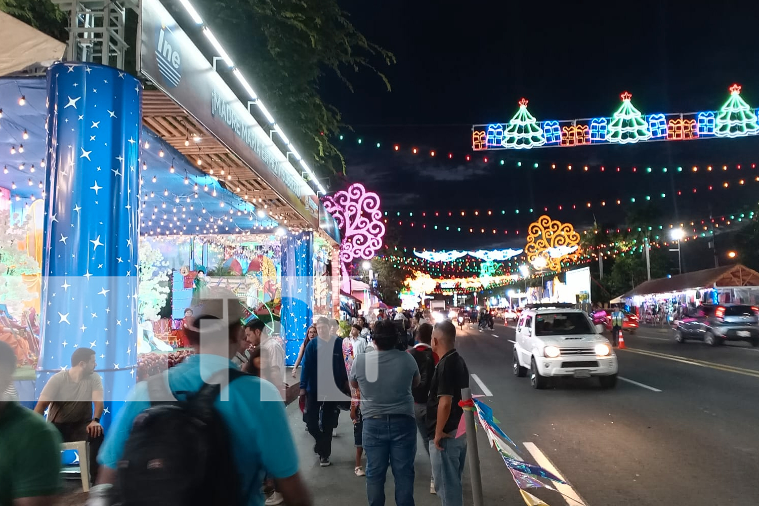 Foto: La Avenida Bolívar a Chávez se llena de fe y tradición con coloridos altares dedicados a la Virgen María. ¡Disfrutá este recorrido mágico! /TN8