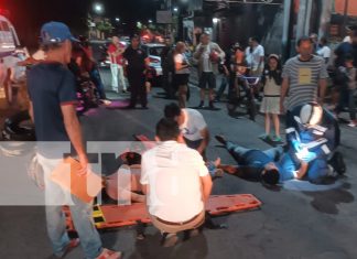 Foto: Un resbalón inesperado en la carretera de Managua deja a un motociclista y su acompañante con serias lesiones./TN8