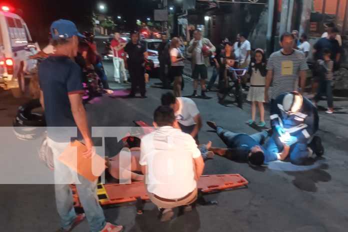 Foto: Un resbalón inesperado en la carretera de Managua deja a un motociclista y su acompañante con serias lesiones./TN8