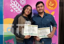 Foto: ¡Excelencia en Juigalpa! Estudiantes del CUR UNA reciben reconocimiento por su destacado desempeño académico./TN8