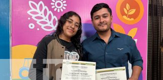 Foto: ¡Excelencia en Juigalpa! Estudiantes del CUR UNA reciben reconocimiento por su destacado desempeño académico./TN8