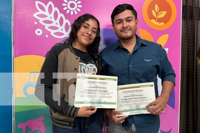 Foto: ¡Excelencia en Juigalpa! Estudiantes del CUR UNA reciben reconocimiento por su destacado desempeño académico./TN8