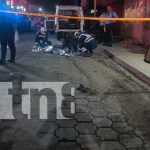 Foto: Choque fatal: Ambulancia colisiona con motocicletas en Villa Vulgaria, Managua El conductor murió calcinado y la acompañante/TN8