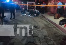 Foto: Choque fatal: Ambulancia colisiona con motocicletas en Villa Vulgaria, Managua El conductor murió calcinado y la acompañante/TN8