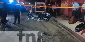 Foto: Choque fatal: Ambulancia colisiona con motocicletas en Villa Vulgaria, Managua El conductor murió calcinado y la acompañante/TN8