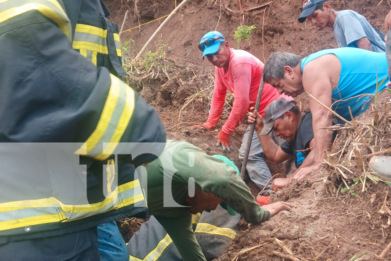 Foto: Hombre quedó soterrado en deslizamiento de tierra en Juigalpa, Chontales/TN8