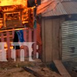 Foto: Tragedia en Bonanza: familia pierde su hogar en devastador incendio / TN8