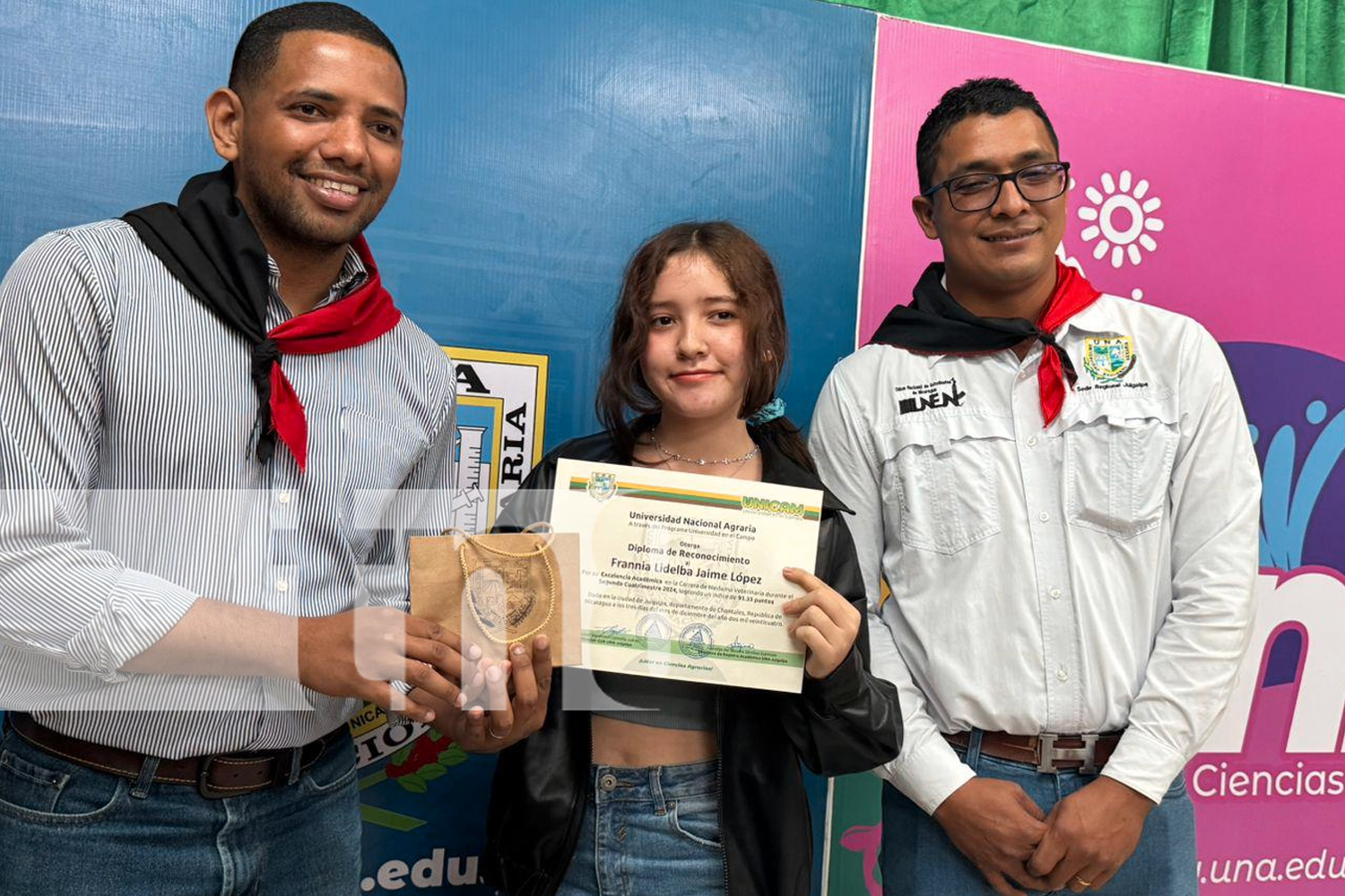 Foto: ¡Excelencia en Juigalpa! Estudiantes del CUR UNA reciben reconocimiento por su destacado desempeño académico./TN8