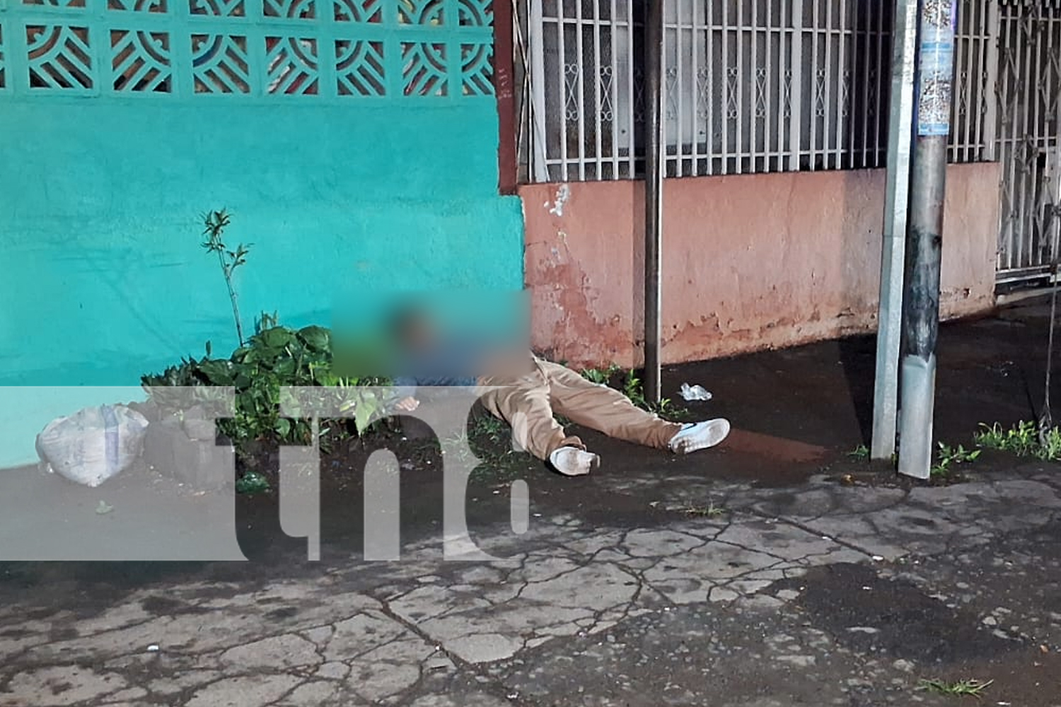 Foto:Un hombre fue hallado sin vida en una calle de Villa Venezuela. La Policía Nacional investiga si fue una caída mortal o algo más. /TN8