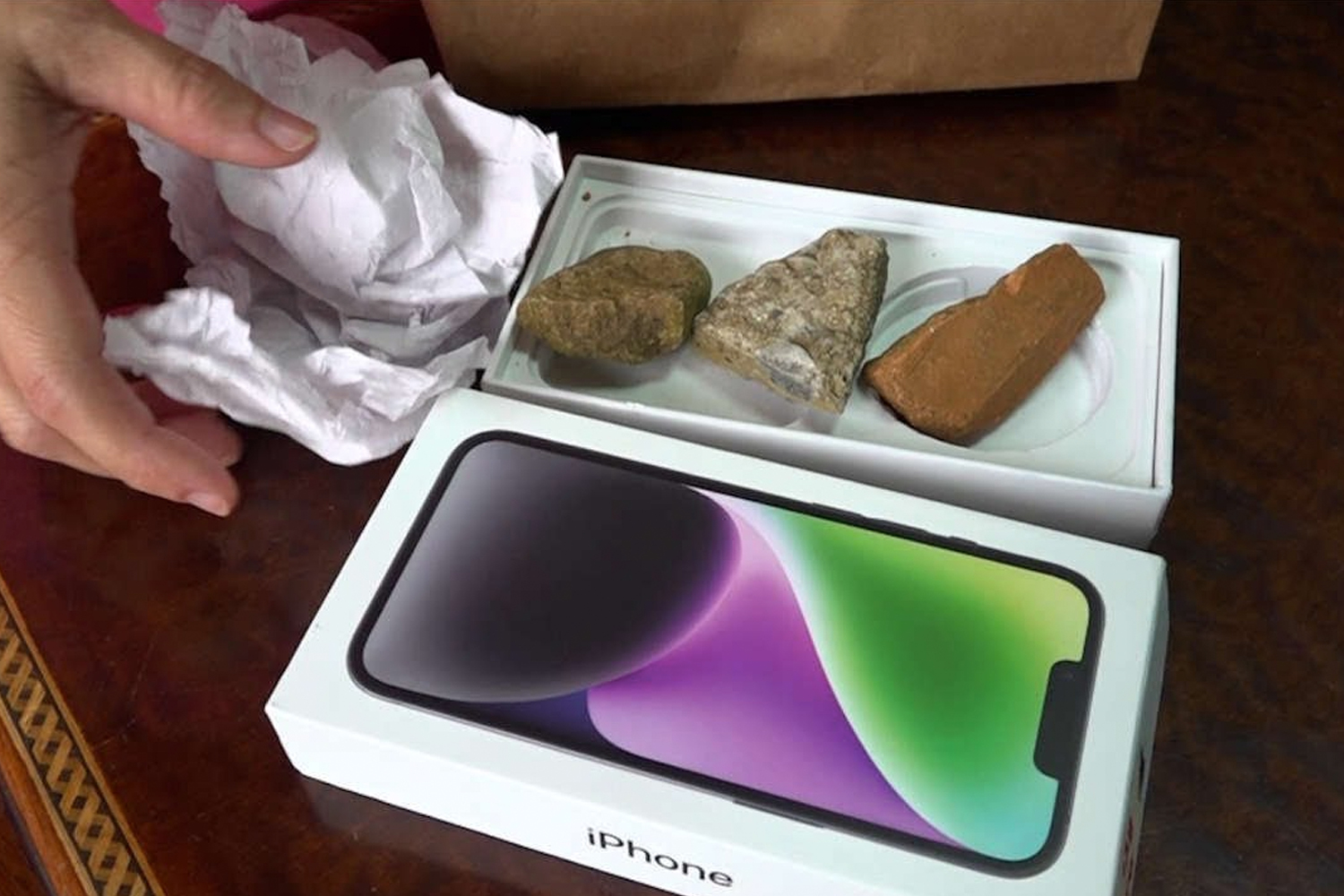 Foto: Compra un iPhone por internet y recibe una piedra /Cortesía