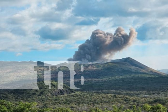 Foto: Explosión de gases y cenizas en el cráter del volcán Masaya/TN8