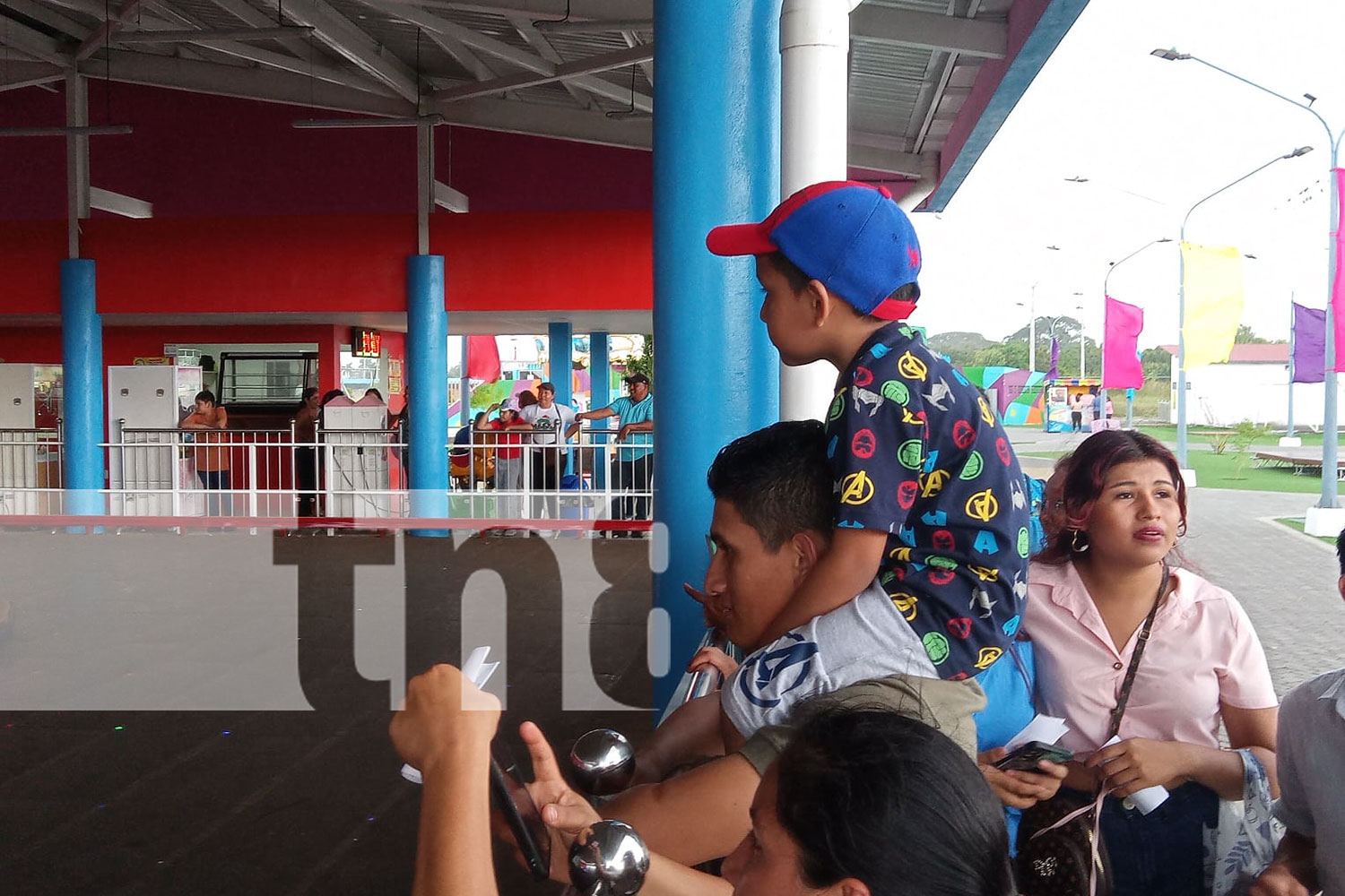 Foto: Familias se divierten en el Parque de la Alegría en Navidad/ TN8