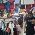 Foto: Emprendedores y familias aprovechan ofertas de ropa en El Oriental durante las festividades/ TN8