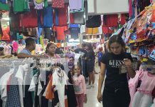 Foto: Emprendedores y familias aprovechan ofertas de ropa en El Oriental durante las festividades/ TN8