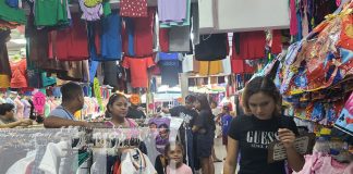 Foto: Emprendedores y familias aprovechan ofertas de ropa en El Oriental durante las festividades/ TN8