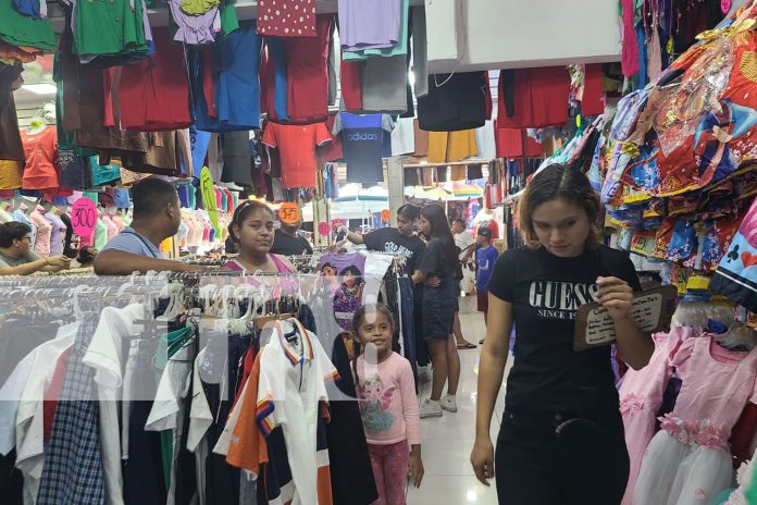 Foto: Emprendedores y familias aprovechan ofertas de ropa en El Oriental durante las festividades/ TN8