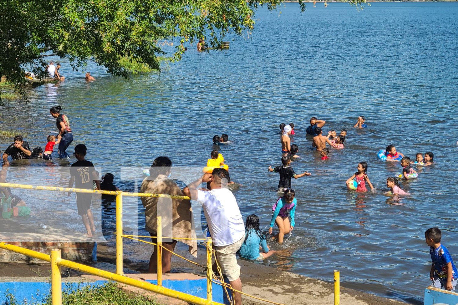 Foto: Familias nicaragüenses disfrutan de la Laguna de Xiloá este 25 de diciembre/ TN8