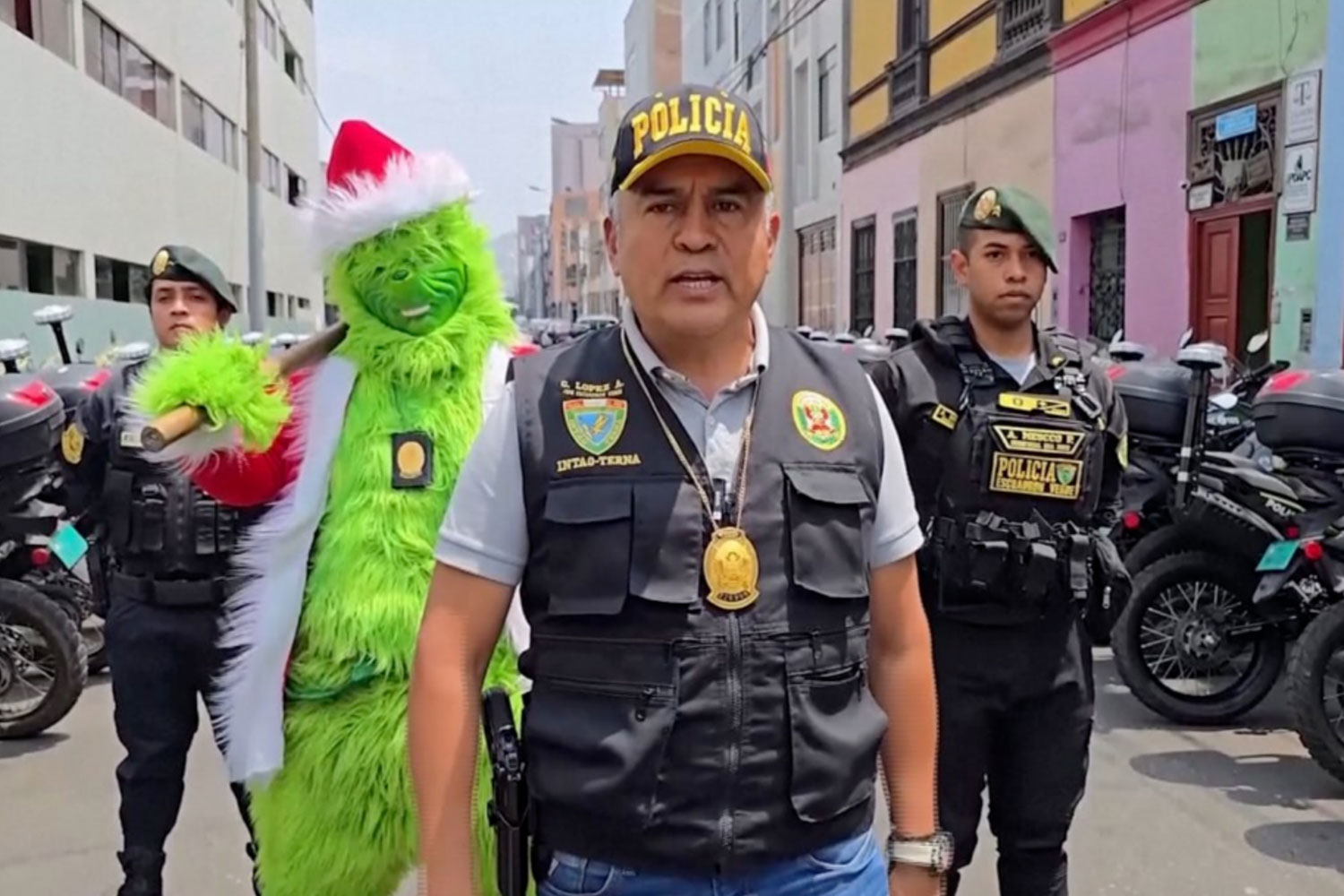 Foto: El Grinch cambia de chamba y decide unirse a la Policía de Perú/ Cortesía 