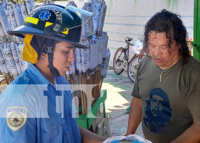 Foto: Bomberos entregan material informativo para la prevención de accidentes con pólvora / TN8