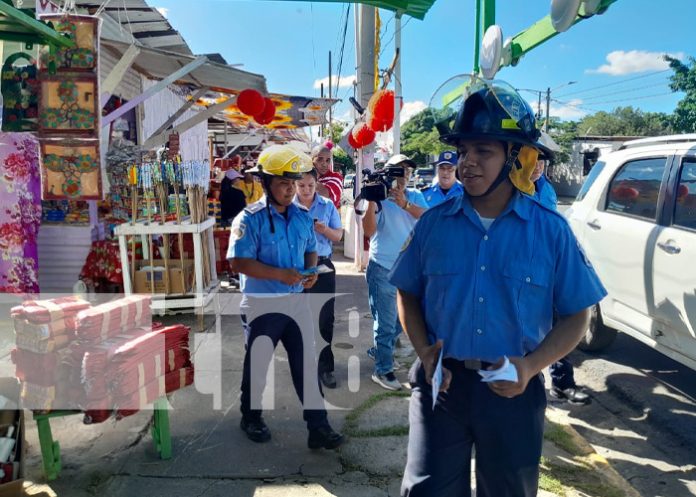 Foto: Bomberos entregan material informativo para la prevención de accidentes con pólvora / TN8