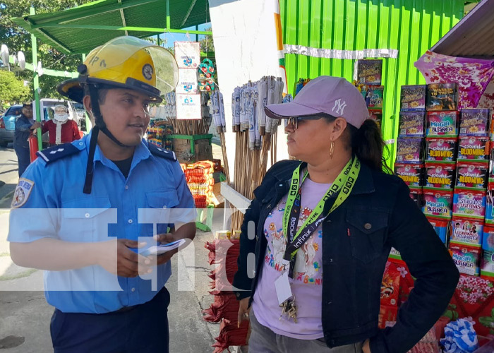 Foto: Bomberos entregan material informativo para la prevención de accidentes con pólvora / TN8