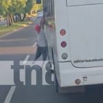 Foto: Hombre guindado de un bus en la Carretera Nueva a León / TN8